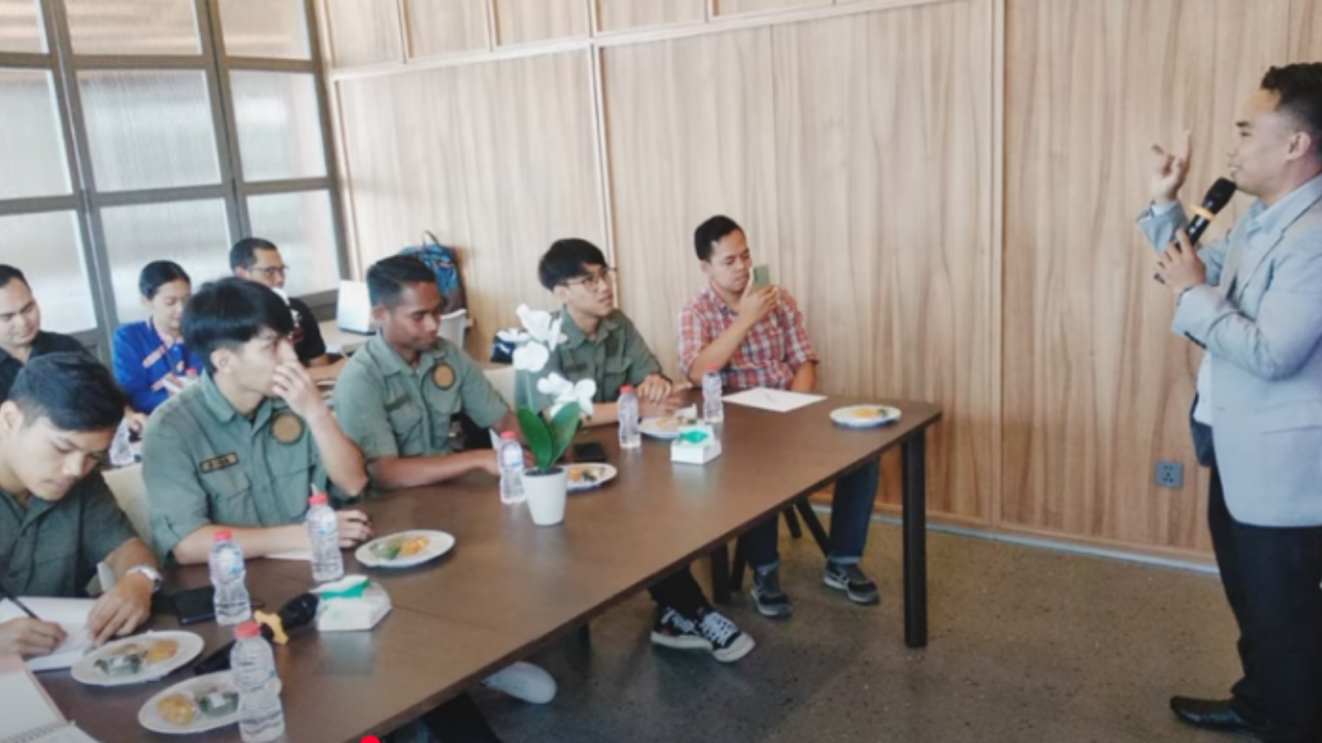 Pelatihan Service Excellence Emaki Hotel